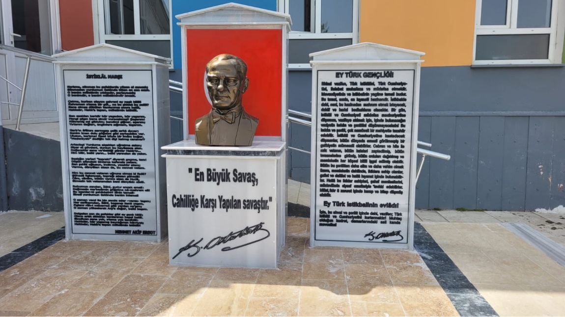 Atatürk Büstü ve Kaidesi Yenilendi